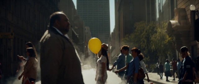 Video Reference N1: Building, Atmospheric phenomenon, Balloon, Interaction, Morning, Jacket, Fun, City, Event, Crowd