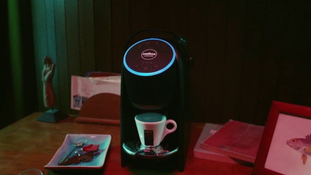 Video Reference N2: Tableware, Drinkware, Coffee cup, Cup, Dishware, Eyewear, Serveware, Drink, Teacup, Espresso machine