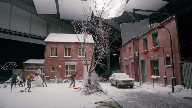 Video Reference N9: Land vehicle, Building, Plant, Daytime, Window, Snow, Car, Vehicle, Tree, Architecture
