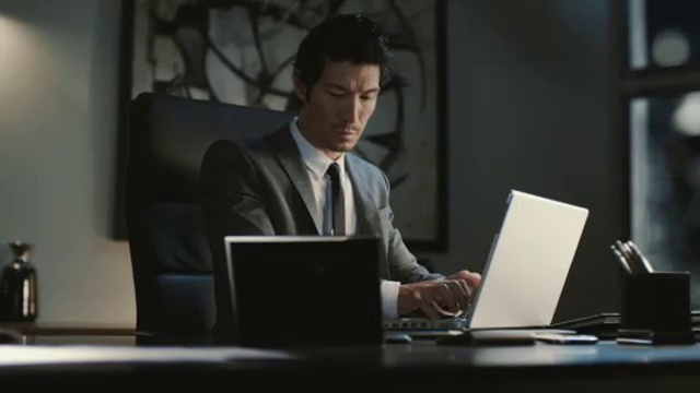 Video Reference N2: Computer, Laptop, Personal computer, Table, Gesture, Tie, Suit, Blazer, Output device, White-collar worker