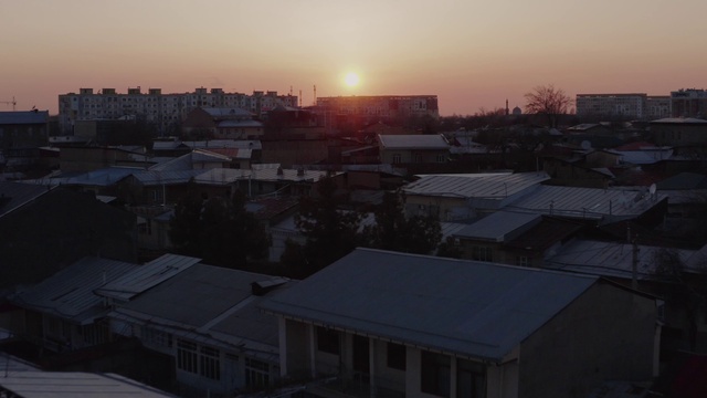 Video Reference N4: Sky, Atmosphere, Building, Light, Afterglow, Window, Dusk, Cloud, Sunset, Sunrise