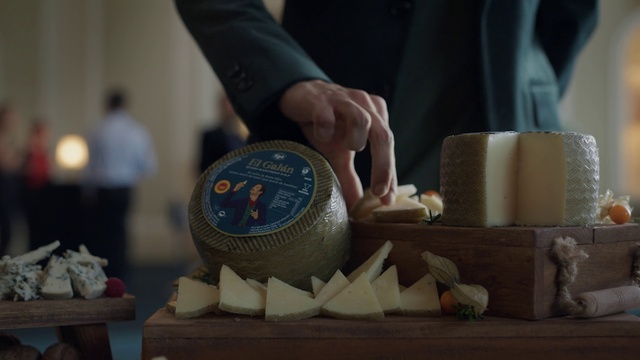 Video Reference N1: Food, Automotive tire, Sheep milk cheese, Gesture, Romano cheese, Drink, Parmigiano-reggiano, Gas, Ingredient, Nail