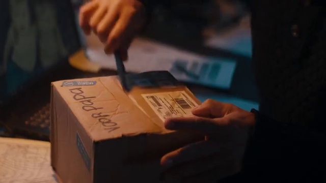 Video Reference N0: Hand, Gesture, Finger, Shipping box, Wood, Font, Packing materials, Nail, Package delivery, Publication