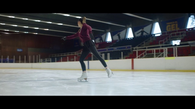 Video Reference N3: Sports equipment, Figure skate, Sports uniform, Field house, Figure skating, Dress, Ice skate, Ice rink, Ice skating, Skating