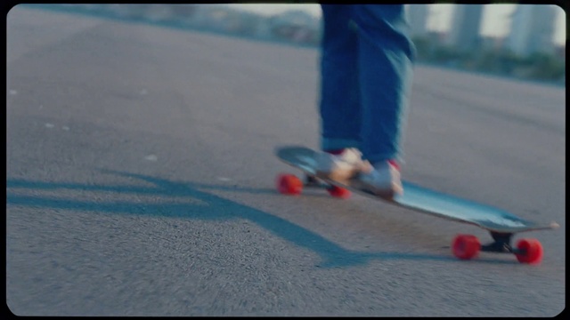 Video Reference N2: Sports equipment, Leg, Skateboarder, Skateboard, Asphalt, Skateboard truck, Rolling, Road surface, Street sports, Skateboarding