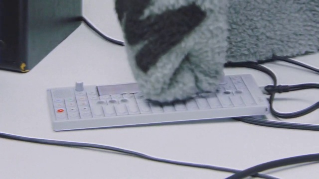 Video Reference N5: Computer keyboard, Personal computer, Computer, Netbook, White, Peripheral, Input device, Output device, Space bar, Gadget