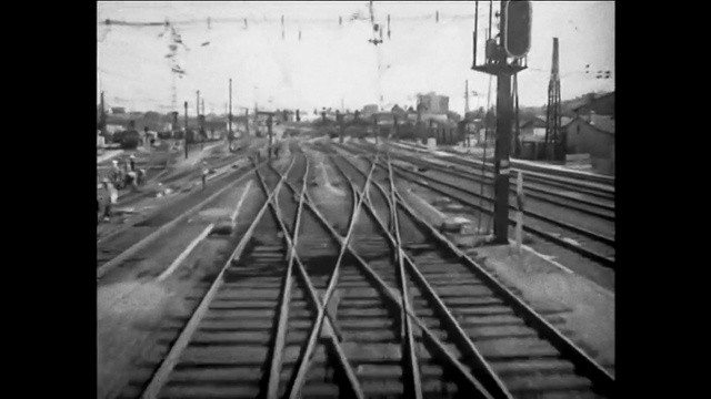 Video Reference N7: Sky, Mode of transport, Track, Style, Black-and-white, Electricity, Parallel, Railway, Monochrome photography, Monochrome