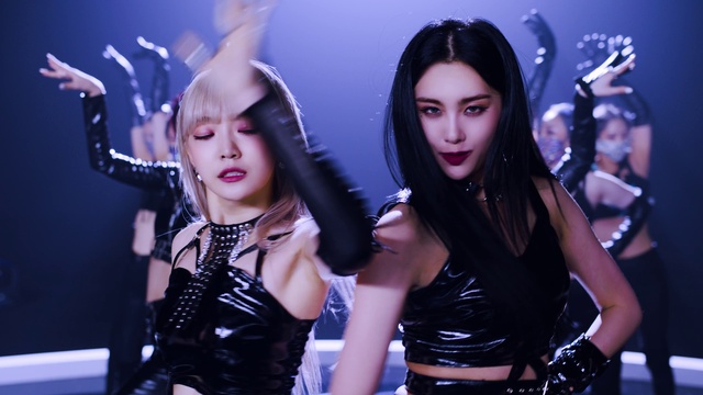 Video Reference N0: Purple, Flash photography, Fashion, Glove, Gesture, Violet, Music artist, Entertainment, Latex, Black hair