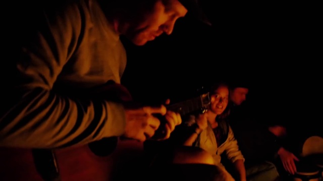 Video Reference N1: Human, Entertainment, Musician, Event, Chair, Wrist, Fun, Darkness, Conversation, Performing arts