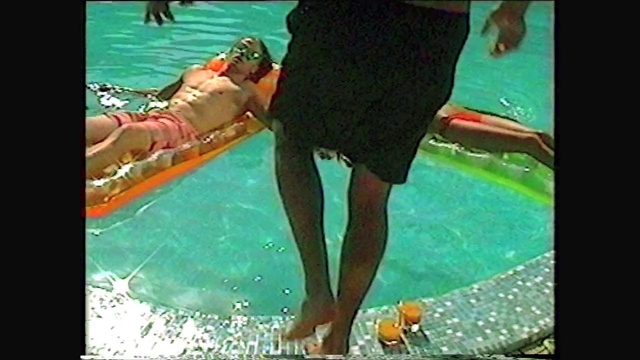 Video Reference N0: Water, Green, Swimming pool, Organism, Thigh, Knee, Happy, Sportswear, Leisure, Human leg
