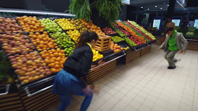 Video Reference N4: Food, Selling, Plant, Natural foods, Green, Fruit, Whole food, Tire, Greengrocer, Valencia orange