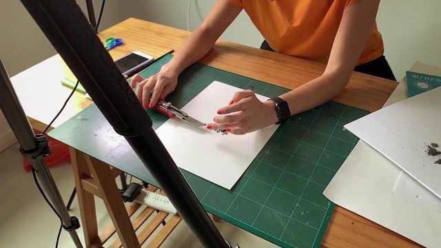 Video Reference N0: Joint, Hand, Watch, Cutting mat, Easel, Table, Wood, Textile, Chair, Rectangle