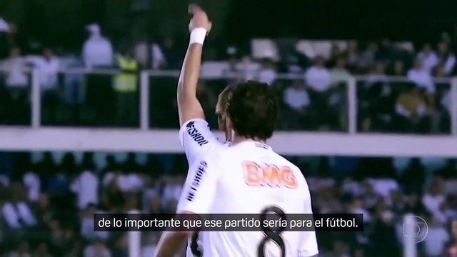 Video Reference N10: Sports uniform, Sports jersey, Gesture, World, Player, Shorts, Competition event, Net sports, Ball game, Sportswear