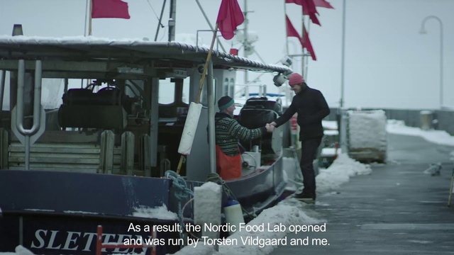 Video Reference N1: Boat, Sky, Automotive tire, Naval architecture, Flag, Watercraft, Motor vehicle, Vehicle, Hat, Snow