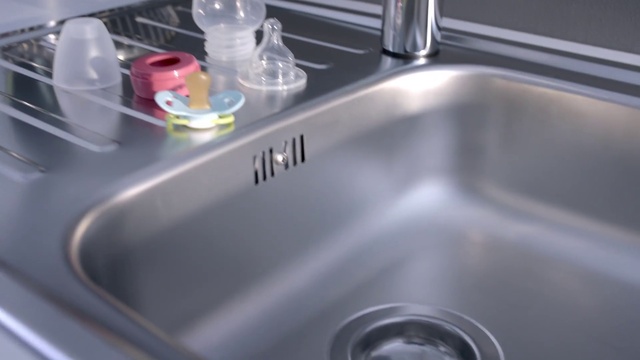 Video Reference N0: Tap, Kitchen sink, Plumbing fixture, Sink, Light, Fluid, Kitchen appliance, Household hardware, Kitchen, Plumbing