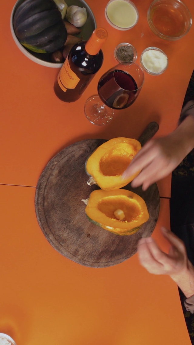 Video Reference N4: Food, Hand, Tableware, Ingredient, Orange, Valencia orange, Orange, Recipe, Fruit, Cuisine