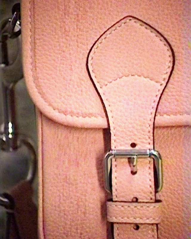 Video Reference N0: Luggage and bags, Bag, Shoulder bag, Wood, Eyewear, Font, Electric blue, Peach, Strap, Magenta
