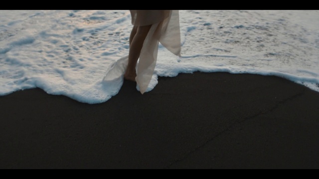 Video Reference N0: Water, Cloud, Dress, Sky, Wind wave, Freezing, Human leg, Calm, Electric blue, Flooring
