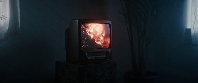 Video Reference N2: Television, Automotive lighting, Television set, Analog television, Hearth, Fire, Heat, Wood, Home appliance, Flame