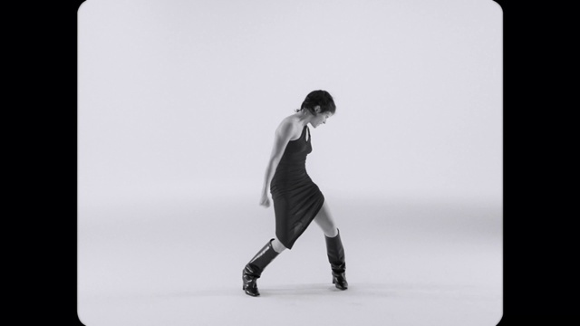Video Reference N2: Leg, Flash photography, Sleeve, Knee, Gesture, Rectangle, Elbow, Waist, Sportswear, Thigh