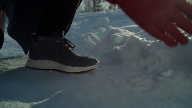 Video Reference N6: Outdoor shoe, Wood, Knee, Snow, Freezing, Thigh, Work boots, Foot, Human leg, Road surface