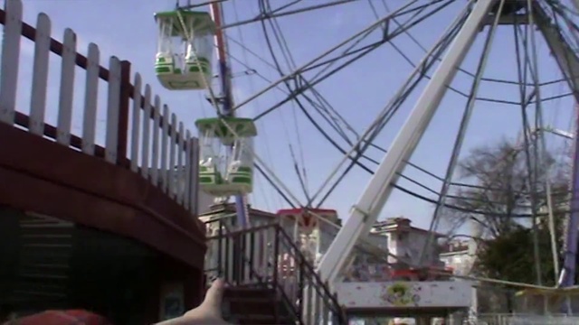 Video Reference N4: Sky, Recreation, Fun, Pole, City, Leisure, Event, Metal, Amusement ride, Tree