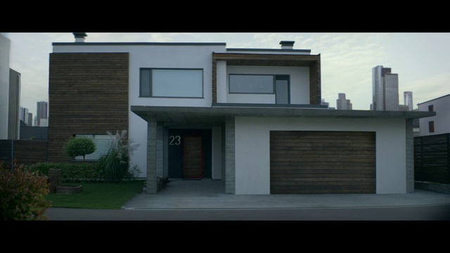 Video Reference N1: Building, Plant, Window, Garage door, Land lot, Brick, Grey, Rectangle, House, Siding