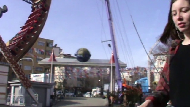 Video Reference N4: Sky, Travel, City, Leisure, Fun, Event, Pole, Crowd, Recreation, Pedestrian