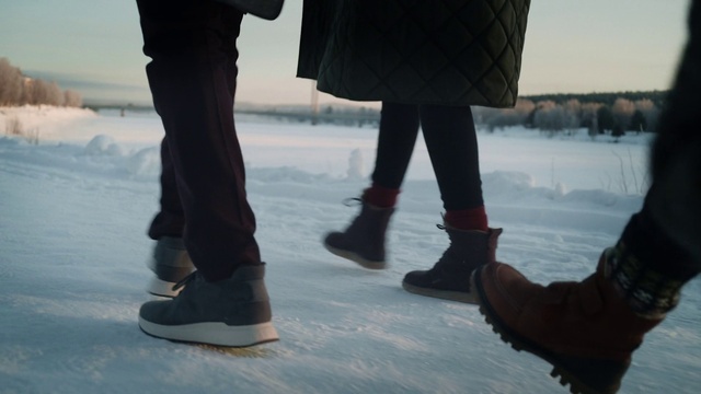 Video Reference N3: Footwear, Joint, Shoe, Leg, Snow, Black, Gesture, Street fashion, Knee, Thigh
