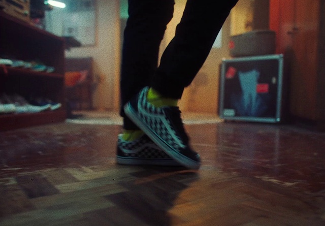 Video Reference N2: Shoe, Leg, Flooring, Floor, Entertainment, Wood, Thigh, Performing arts, Hardwood, Tints and shades