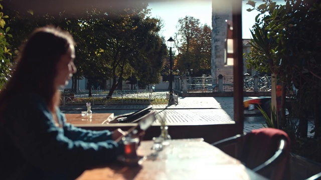 Video Reference N0: Daytime, Table, Leaf, Sky, Architecture, Tree, Sunlight, Public space, Eyewear, Leisure