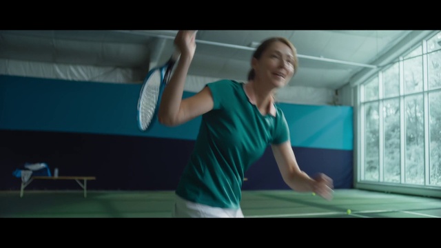 Video Reference N2: Shoulder, Flash photography, Gesture, Elbow, Ping pong, Sportswear, Racquet sport, Leisure, Sports, Thigh