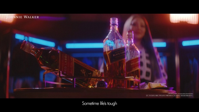 Video Reference N4: Purple, Bottle, Entertainment, Music, Performing arts, Alcoholic beverage, Music artist, Drink, Visual effect lighting, Magenta