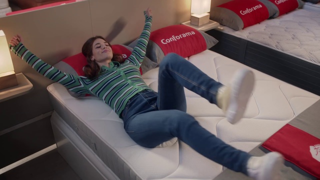 Video Reference N4: Joint, Jeans, Shoulder, Comfort, Couch, Textile, Automotive design, Knee, Thigh, Red