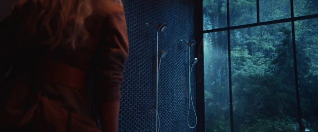 Video Reference N1: Microphone, Textile, Sleeve, Microphone stand, Tints and shades, Wood, Electric blue, Audio equipment, Darkness, Glass