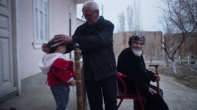 Video Reference N2: Glasses, Tree, Luggage and bags, Recreation, Event, Leisure, Bag, Winter, Hat, Travel