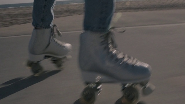 Video Reference N0: Jeans, Knee, Outdoor shoe, Thigh, Roller skates, Grey, Rolling, Sports equipment, Calf, Street fashion