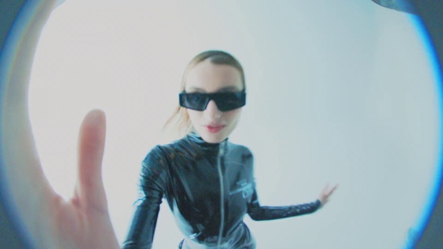 Video Reference N8: Glasses, Vision care, Sunglasses, Toy, Doll, Sleeve, Eyewear, Gesture, Goggles, Street fashion