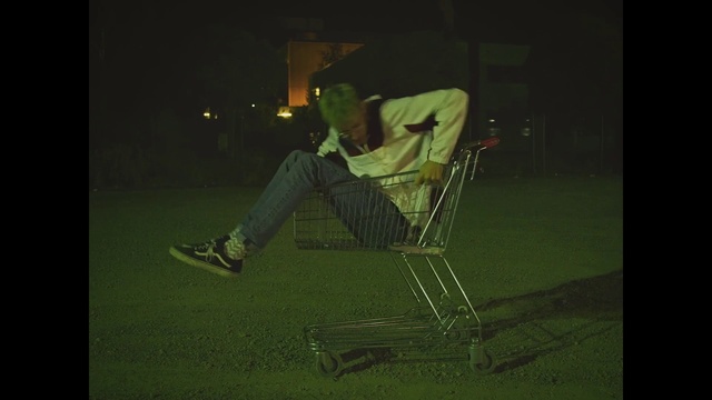 Video Reference N0: Shoe, Flash photography, Sneakers, Grass, Tints and shades, Darkness, Chair, Rolling, Event, Recreation