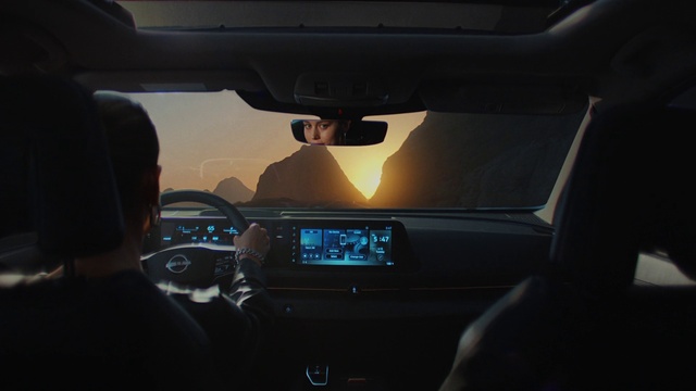 Video Reference N2: Car, Vehicle, Automotive mirror, Automotive design, Automotive lighting, Steering part, Rear-view mirror, Personal luxury car, Steering wheel, Window