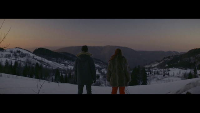 Video Reference N1: Sky, Mountain, Snow, Ecoregion, People in nature, Slope, Outdoor recreation, Gesture, Highland, Terrain