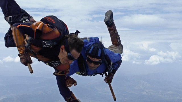 Video Reference N4: Tandem skydiving, Cloud, Sky, Helmet, Sports equipment, Glove, Stunt performer, Parachuting, Leisure, Happy