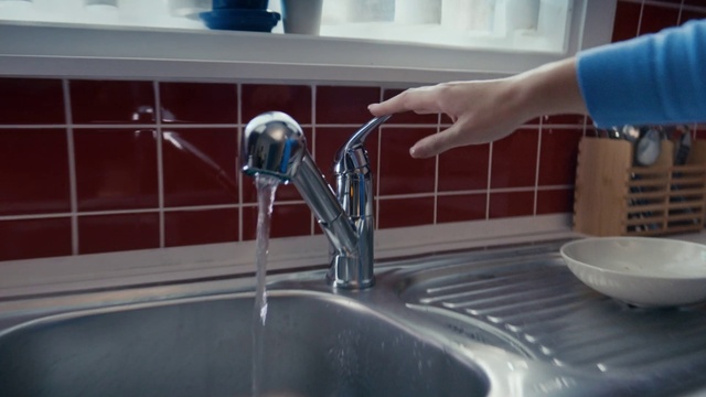 Video Reference N4: Kitchen sink, Hand, Sink, Tap, Plumbing fixture, Kitchen, Plant, Gas, Plumbing, Household hardware