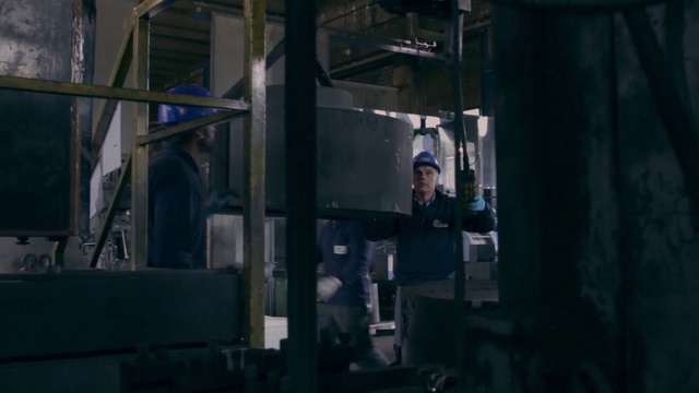 Video Reference N2: Gas, Engineering, Machine, City, Glass, Workwear, Darkness, Electric blue, Metal, Blue-collar worker