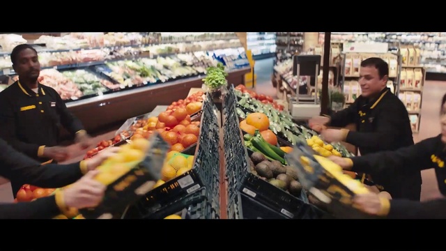 Video Reference N4: Food, Fruit, Corn, Selling, Natural foods, Plant, Customer, Market, Tire, Cuisine