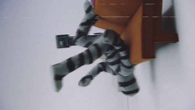 Video Reference N2: Toy, Sleeve, Gesture, Art, Machine, Human leg, Balance, Knee, Action figure, Carmine
