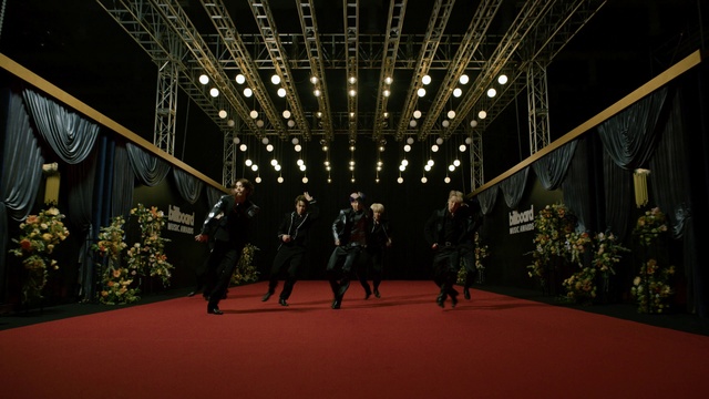 Video Reference N3: Plant, Architecture, Dress, Flooring, Crowd, Event, Red carpet, Suit, Carpet, Fun