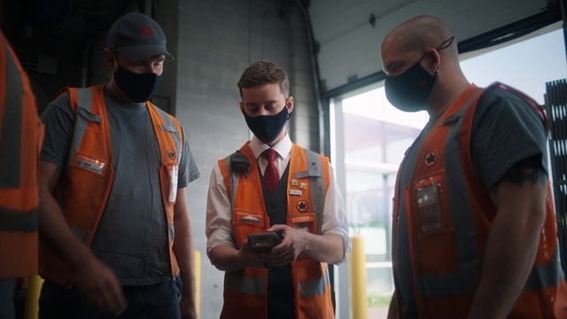 Video Reference N1: Workwear, High-visibility clothing, Vest, Engineer, Sleeve, Personal protective equipment, Blue-collar worker, Engineering, Gas, Service