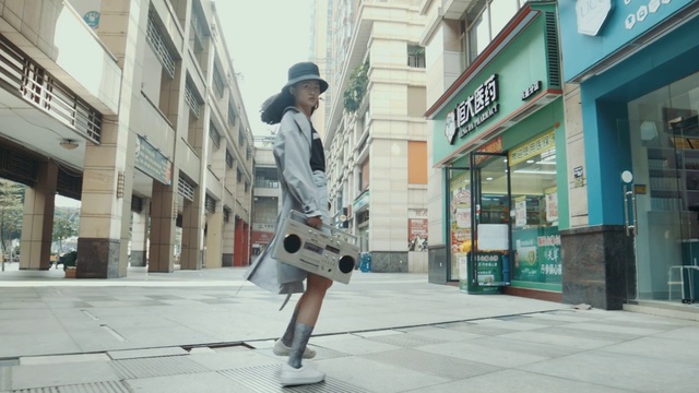 Video Reference N2: Building, Window, Hat, Sleeve, Street fashion, Waist, Thigh, Knee, Luggage and bags, Sidewalk