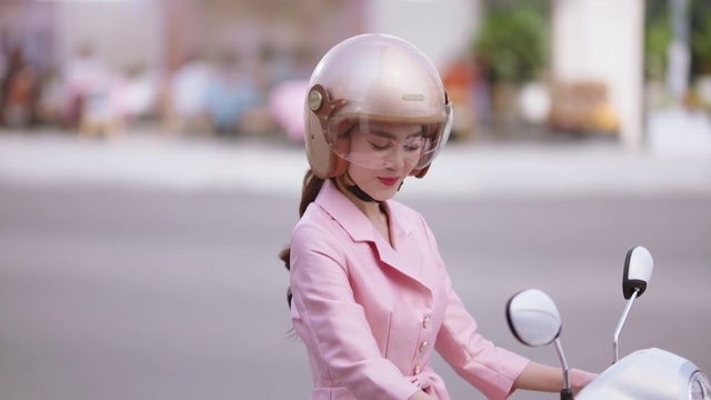 Video Reference N1: Helmet, Gesture, Pink, Street fashion, Sports equipment, Eyewear, Happy, Audio equipment, Sports gear, Motorcycle helmet